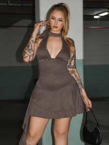 Arliah 性感复古极简V领荷叶边下摆收腰连衣裙 - 咖啡 - 查看 3