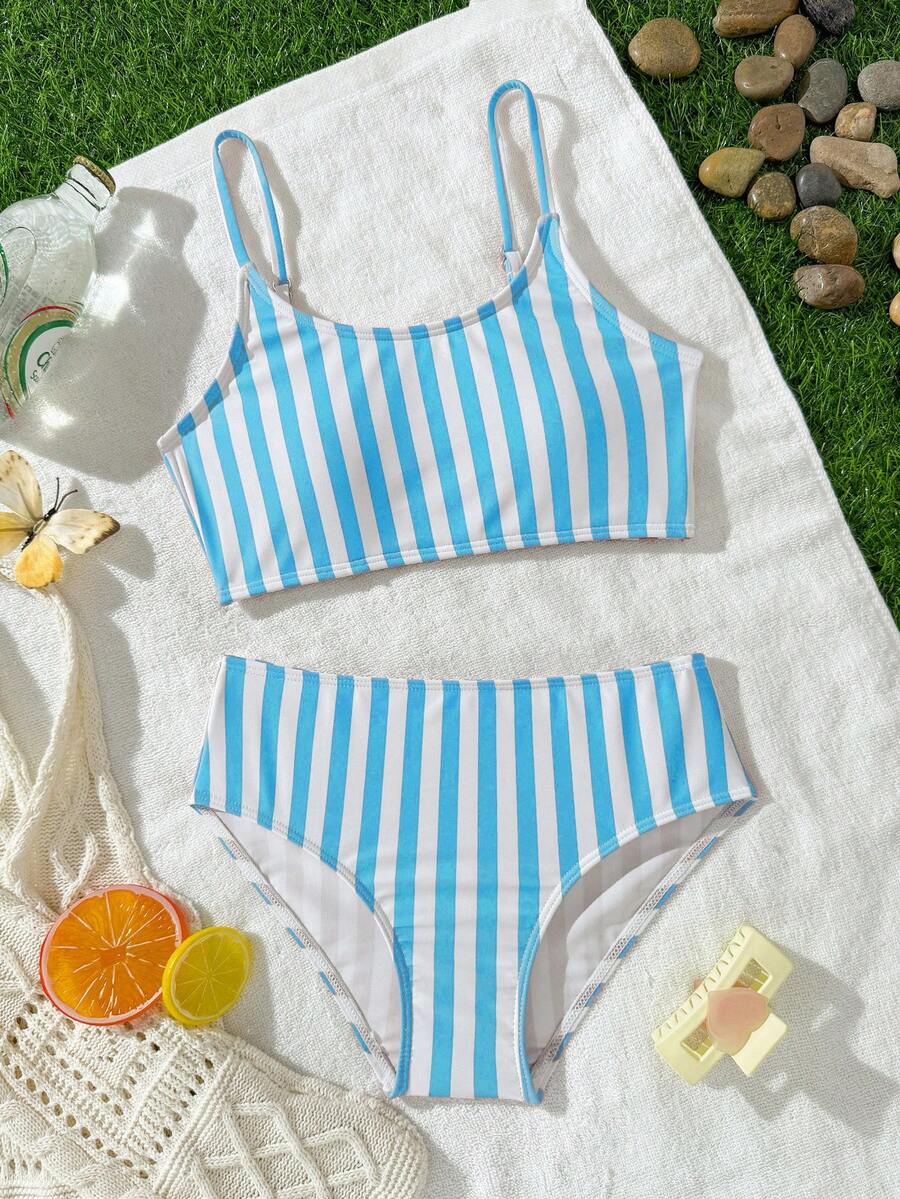 SHEIN 少女比基尼套装，女童泳衣套装，休闲度假风，蓝色泳衣，条纹针织面料，双肩带，两件套，背心搭配泳裤，时尚休闲，精致优雅，淑女范儿十足，适合游泳、夏季假期、海滩、海边、游泳池、夏季派对、休闲度假等场合。 - 藍色 - 查看 1