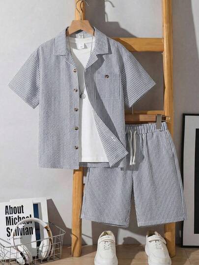 两件装男童休闲运动学院风复古纹理面料贴袋装饰翻领衬衫和短裤套装，适合儿童服装、幼儿男童服装、返校季男童套装，适合生日派对、晚宴、演出、婚礼、洗礼、开幕式等场合，日常穿着也适合上学、旅行、运动，适合春夏季节。