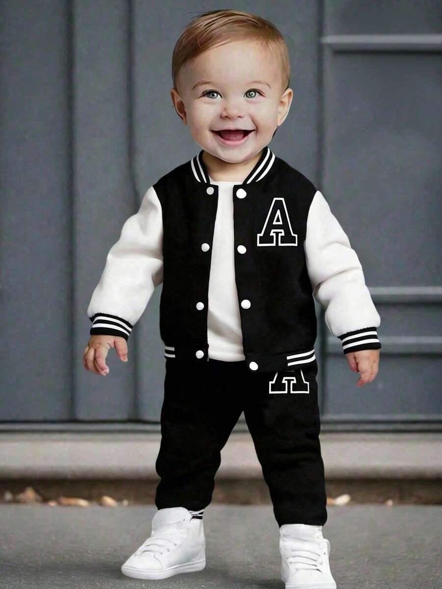 SHEIN Playful Pals 2 piezas Chaqueta de béisbol casual con cierre de botón para niños pequeños, conjunto con estampado de letras y pantalones con estampado de letras - Negro - Ver 1