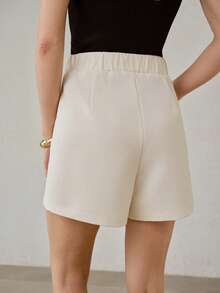 MOTF PREMIUM Quần short nữ màu trơn, xếp ly, có khuy trang trí, kiểu dáng thanh lịch công sở. - Màu be - Xem 3