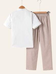 SHEIN Explorewe Áo sơ mi trắng họa tiết jacquard phong cách thường ngày mùa hè cho bé trai, phối cùng quần kaki kẻ sọc dọc. - Màu Khaki - Xem 2