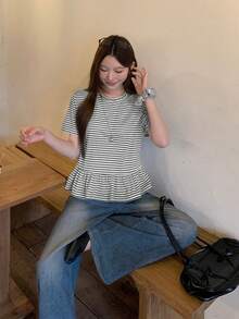 DAZY 女士宽松荷叶边下摆黑白条纹长袖T恤，简约设计露脐上衣 - 深灰色 - 查看 4