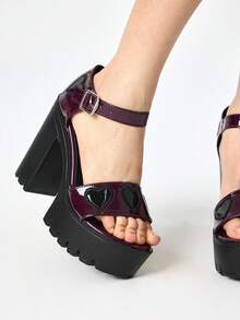 ROMWE Kawaii Giày sandal cao gót hở mũi màu đỏ tía dành cho nữ, phong cách Punk Gothic thanh lịch, họa tiết hình trái tim, khóa vuông bằng kim loại, dây đeo mắt cá chân co giãn, thiết kế kín, đế dày, gót dày, thích hợp cho mùa xuân hè, tiệc tùng, lễ hội, giày một gót dành cho nữ. - Màu Đỏ Sâu - Xem 3