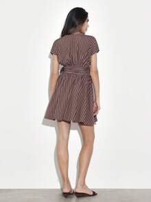 KSTM Abito mini avvolgente a righe con maniche corte e dettaglio in vita con laccio, adatto per occasioni casual estive per donne - Castano - Visualizzare 2