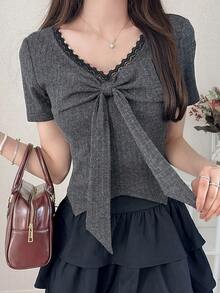 FRIFUL T-shirt d'été pour femmes à col en V, avec bordure en dentelle, couleur contrastante, détail de nœud devant, coupe ajustée slim, manches courtes, style doux - Blanc - Voir 3