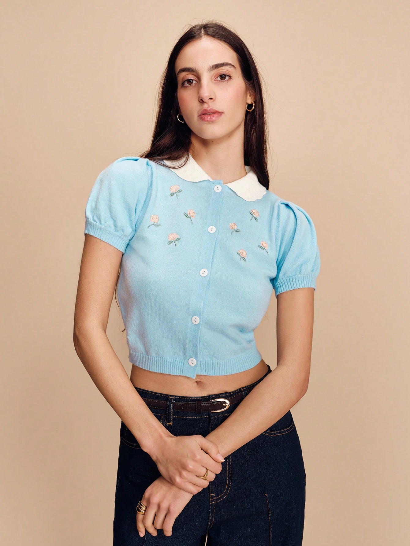 Niebieski haftowany dopasowany krótki kardigan z dzianiny z krótkimi rękawami i białym kołnierzykiem z falbanką Uroczy wiosenno-letni styl Francuski styl Paryski styl