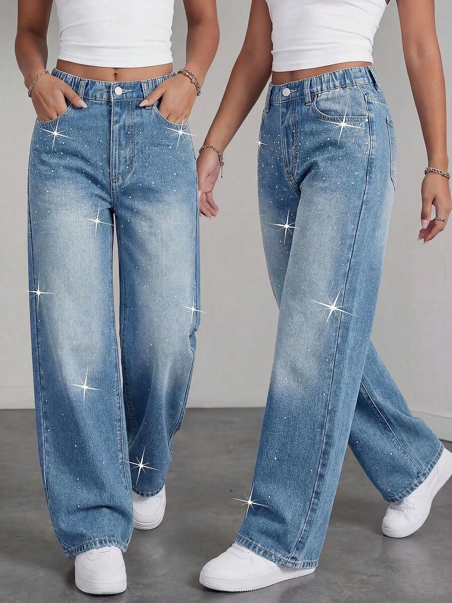 SHEIN Jeans de mezclilla para niñas preadolescentes, nueva colección de verano, casual y cómoda, mezclilla lavada en color azul claro, con aplicaciones de rhinestones, silueta de pierna ancha, tela de algodón suave, adecuada para uso diario, escuela, transporte, reuniones