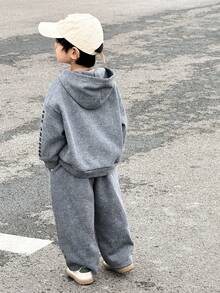 SHEIN Little Byeori 2 Stücke/Set Kleine Jungen Lässig Street Koreanischer Stil Batik Hoodie & einfarbige Jogginghose mit elastischem Bund, geeignet für Ferien, Herbst/Winter - Verschiedenfarbig - Übersicht 2