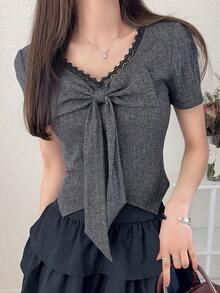 FRIFUL T-shirt d'été pour femmes à col en V, avec bordure en dentelle, couleur contrastante, détail de nœud devant, coupe ajustée slim, manches courtes, style doux - Blanc - Voir 2