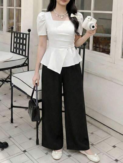 SHEIN 少女两件套。上衣为白色方领短款衬衫，肩部、袖口和腰部均有设计亮点，优雅而又不失正式感。下装为黑色高腰裤，修身显瘦，更显高挑。整体设计精致时尚，适合日常穿着、通勤以及轻度社交场合。这是一款兼具优雅与舒适的热门半正式套装。