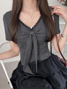 FRIFUL T-shirt d'été pour femmes à col en V, avec bordure en dentelle, couleur contrastante, détail de nœud devant, coupe ajustée slim, manches courtes, style doux - Blanc - Voir 8