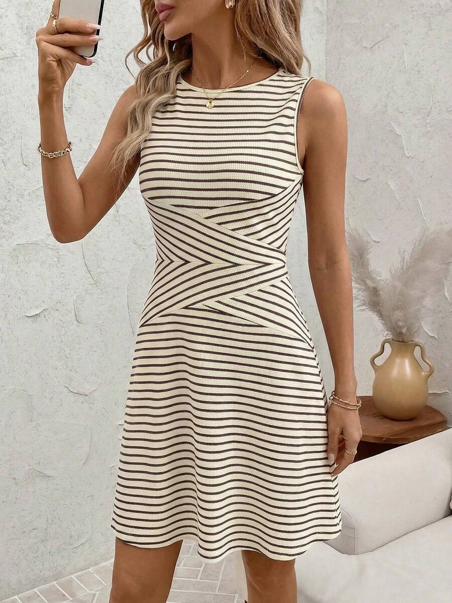 SHEIN Clasi Vestido corto de verano de línea A con cintura ceñida, cuello redondo y sin mangas, de tela texturizada con rayas, elegante para mujer - Multicolor - Ver 1