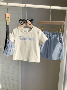 SHEIN Achetez-en 2, obtenez-en 1 gratuitement 3 pièces/set Garçon/Fille Bébé Confortable Mode Casual Polyvalente T-shirt à manches courtes imprimé lettres blanc, Top tricoté, Short cargo et Sac bandoulière, Convient pour l'intérieur, l'extérieur, le quotidien, les sports, les jeux, les fêtes, les séances photo, les vacances, le printemps/l'été - Bleu gris - Voir 3