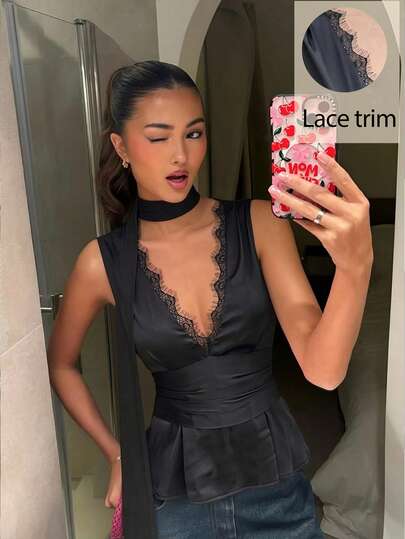 Siren Gaze Kadınlar için Siyah Belden Sıkılaştırılmış Dantel Yama Detaylı Kolsuz Bluz