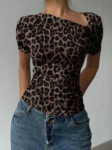 Siren Gaze 女士优雅豹纹不对称领褶皱修身短袖上衣 - 性感夏季外出衬衫，适合约会、鸡尾酒会、办公室、度假和婚礼宾客穿着 - 彩色 - 查看 2