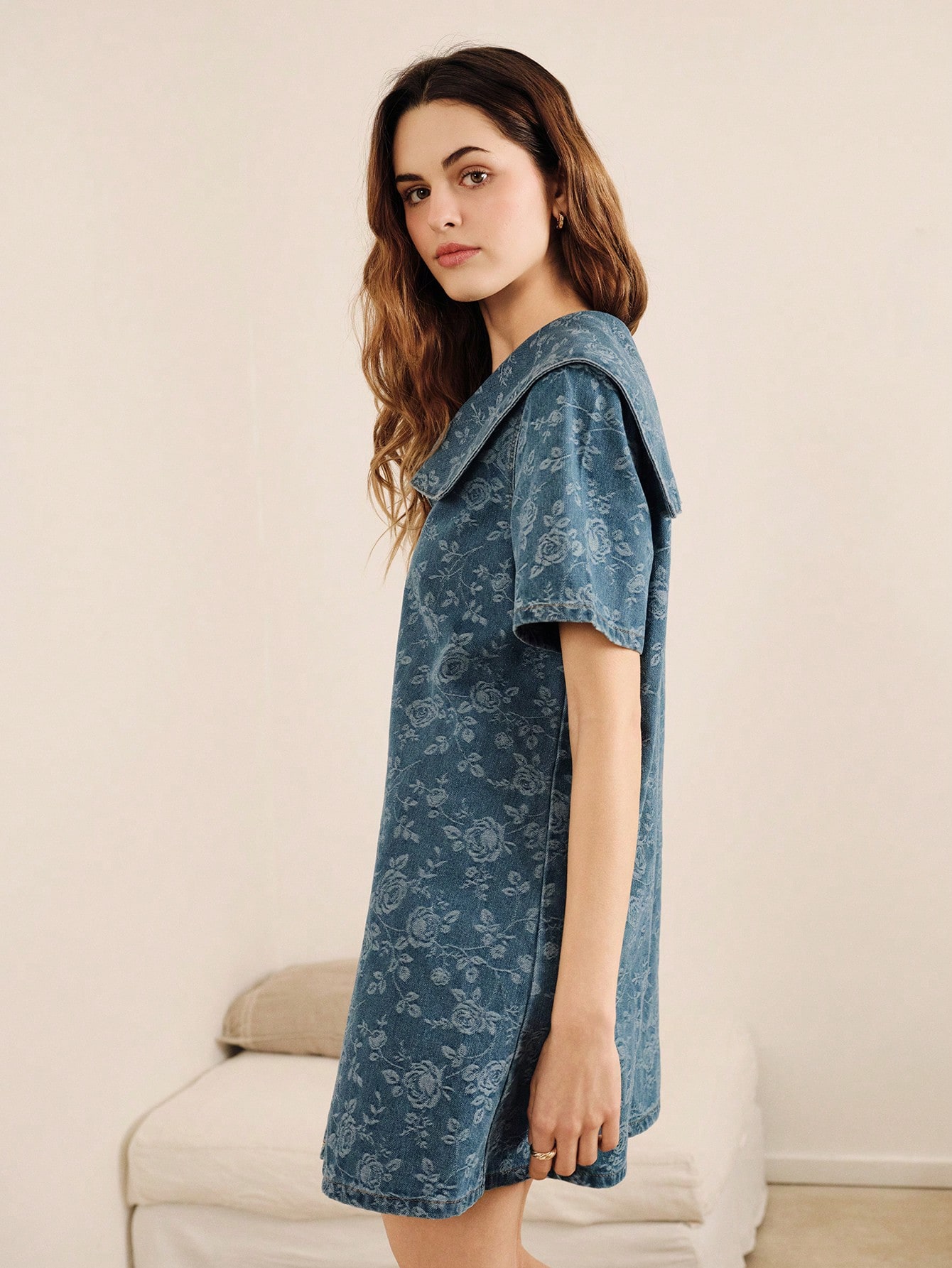 Abito mini in denim con collo alla marinara oversize