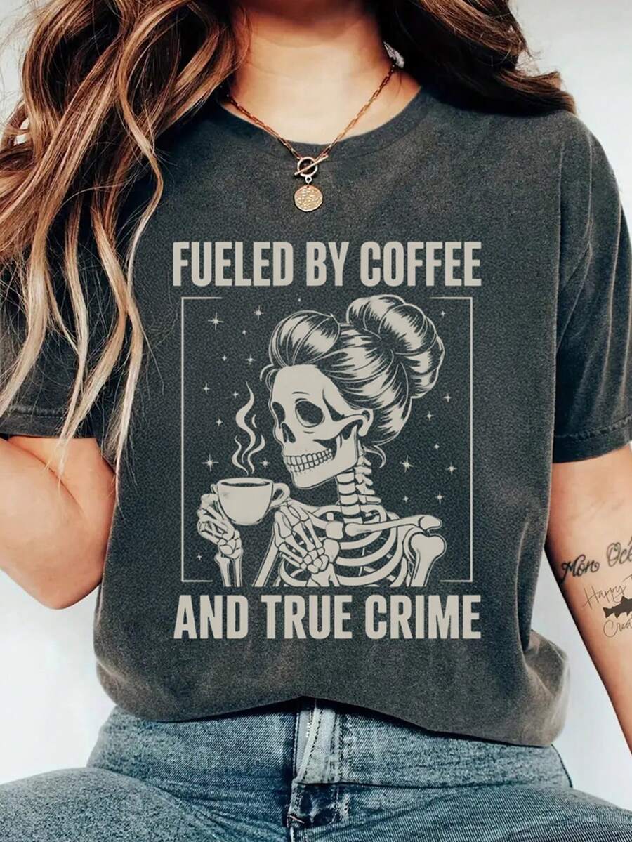 EMERY ROSE Camiseta de manga corta con cuello redondo y estampado de calavera bebiendo café, eslogan gráfico y talla grande - Gris Oscuro - Ver 1