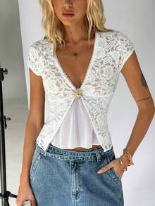SHEIN Unity 女士V领蕾丝金属扣短袖T恤，适合春夏度假穿着 - 白色 - 查看 5