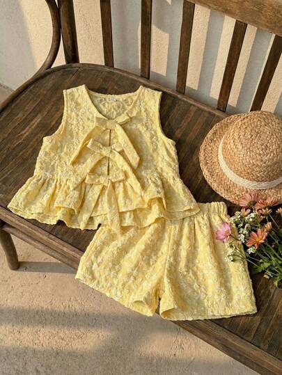 Conjunto informal de niña con top sin mangas con volantes y estampado floral y shorts, cómodo y minimalista