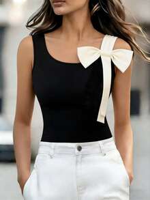 Franclia Áo tank top lệch vai, thắt nơ, hở lưng, phối màu đen và mơ dành cho nữ, thích hợp cho mùa xuân và hè. Áo có chất liệu vải đen ôm sát, điểm nhấn là chiếc nơ lớn màu be ở một bên. Kiểu dáng đơn giản nhưng thanh lịch và cá tính, phù hợp cho hẹn hò và những buổi đi chơi thường ngày. Đặc điểm sản phẩm: Áo tank top phối màu dành cho nữ, áo lệch vai thắt nơ, áo tank top hở lưng phong cách thanh lịch và cá tính, áo tank top đa năng cho hẹn hò, áo tank top cá tính thường ngày. - Nhiều màu - Xem 4