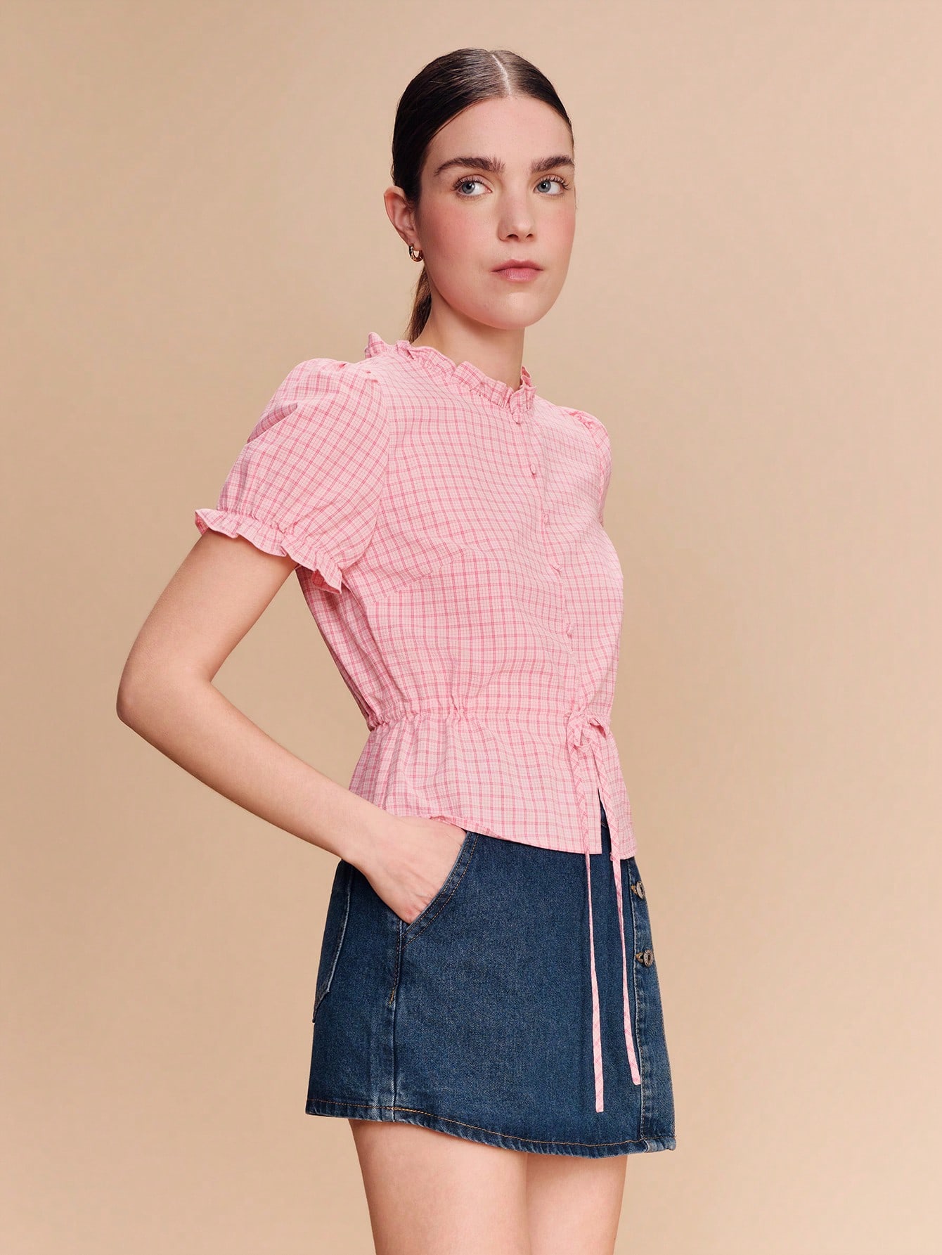 セージグリーンのチェック柄トップ、ブロダリーアングレーズのディテール、ウエストタイフロント