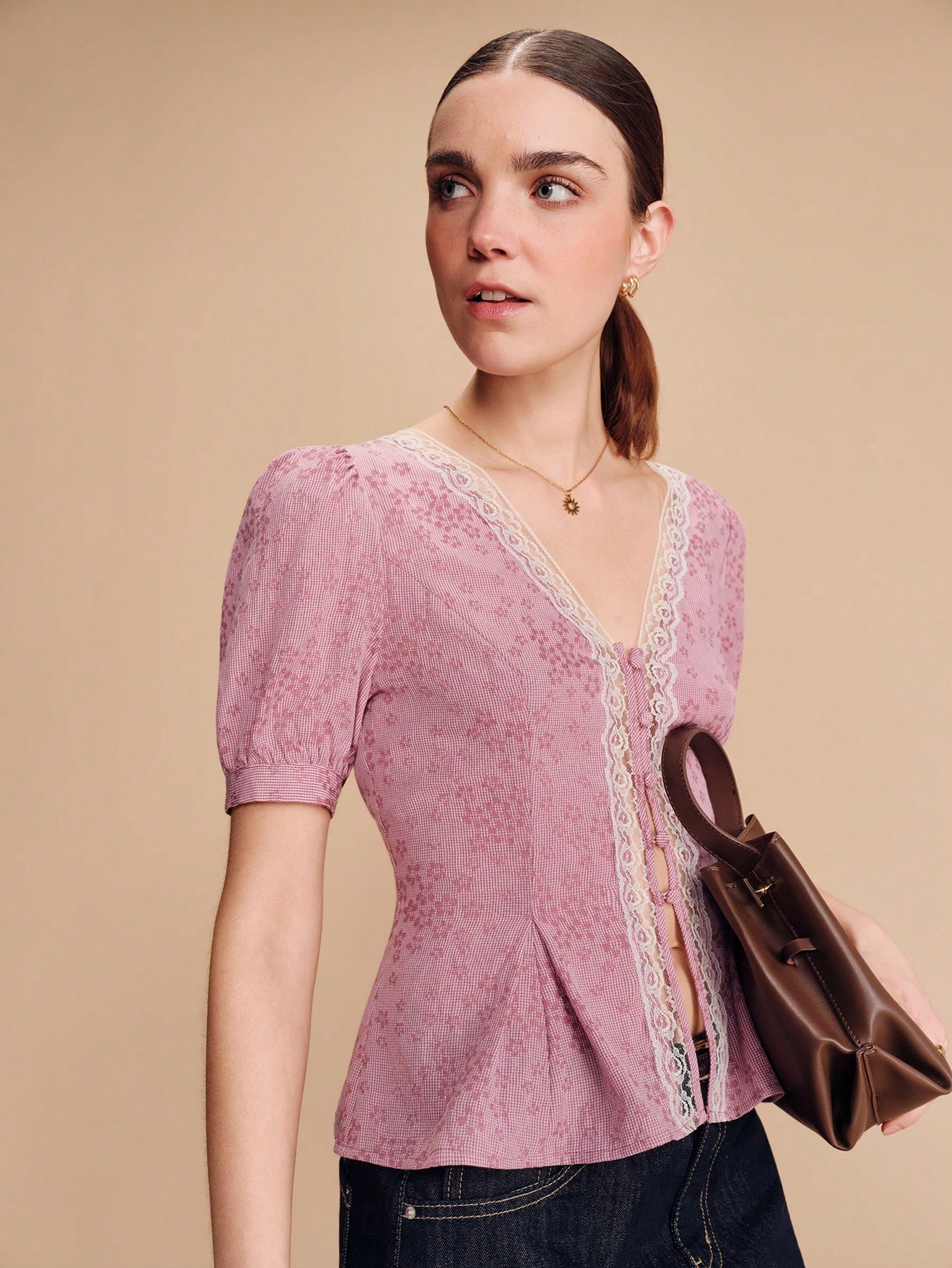 ピンクの花柄ギンガムVネックブラウス、レーストリミング、パフスリーブ、ロマンチックなヴィンテージ春夏スタイル、フレンチスタイル、パリスタイル