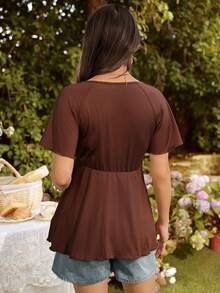 SHEIN Camiseta casual de maternidad con cuello en V y mangas con volantes de unicolor para mujeres - Marrón - Ver 2