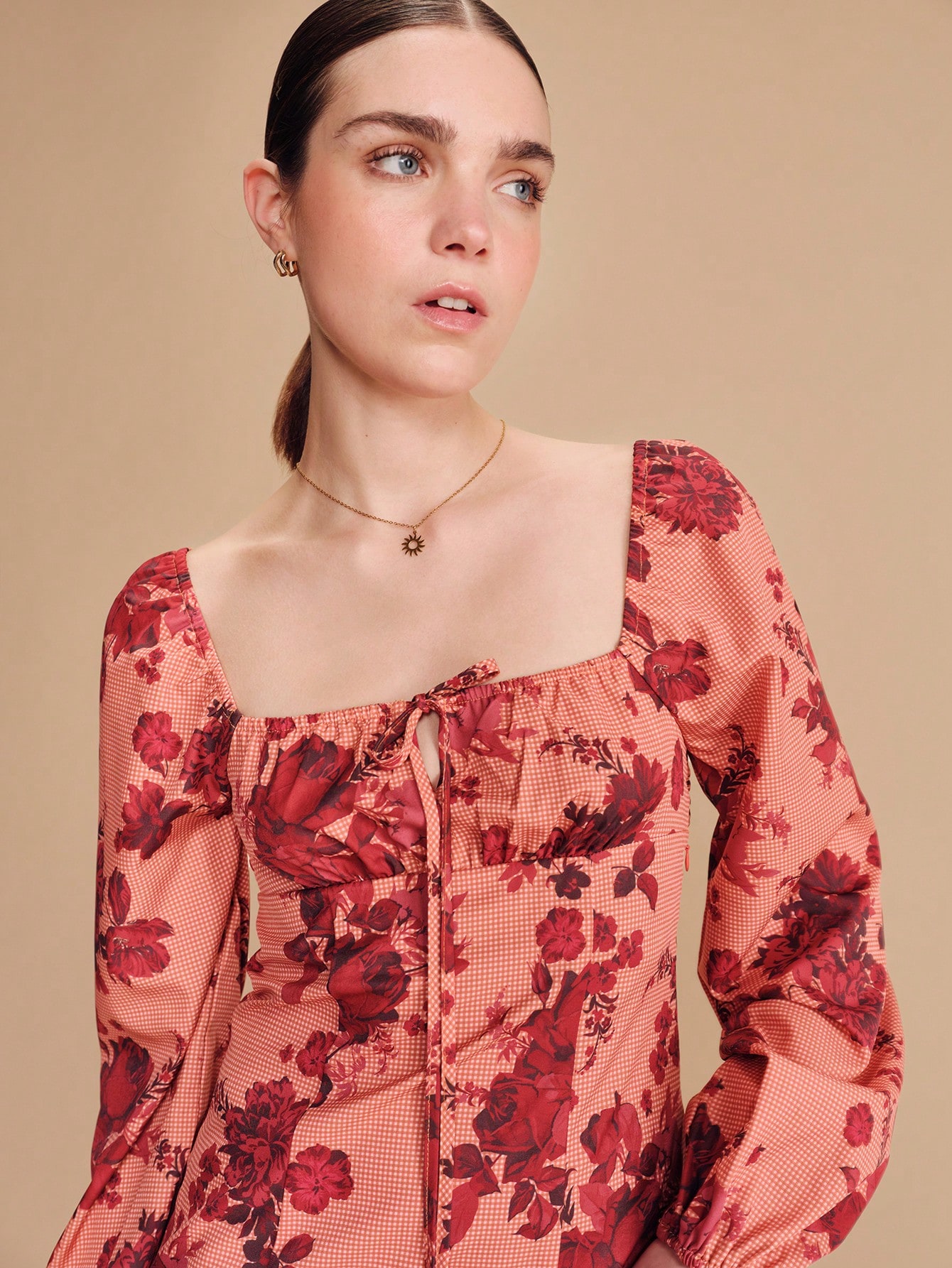 Rotes und oranges Blumenprint Mini-Kleid mit langen Ärmeln und Bindedetail am Ausschnitt, Frühlings-Sommer-Stil, französischer Stil, Pariser Stil