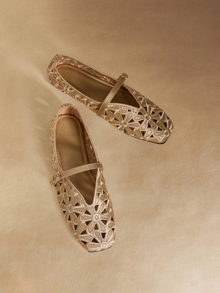 Rosivie Sepatu Flat Fashion Wanita dengan Desain Gesper dan Motif Bunga Berongga - Emas 2 - View 1