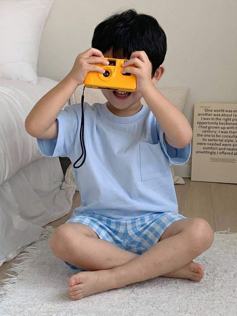 Dazy Kids 2件組 男童圓領純色針織短袖T恤 + 梭織格紋長褲休閒套裝,春夏款 - 藍色 - 查看 1