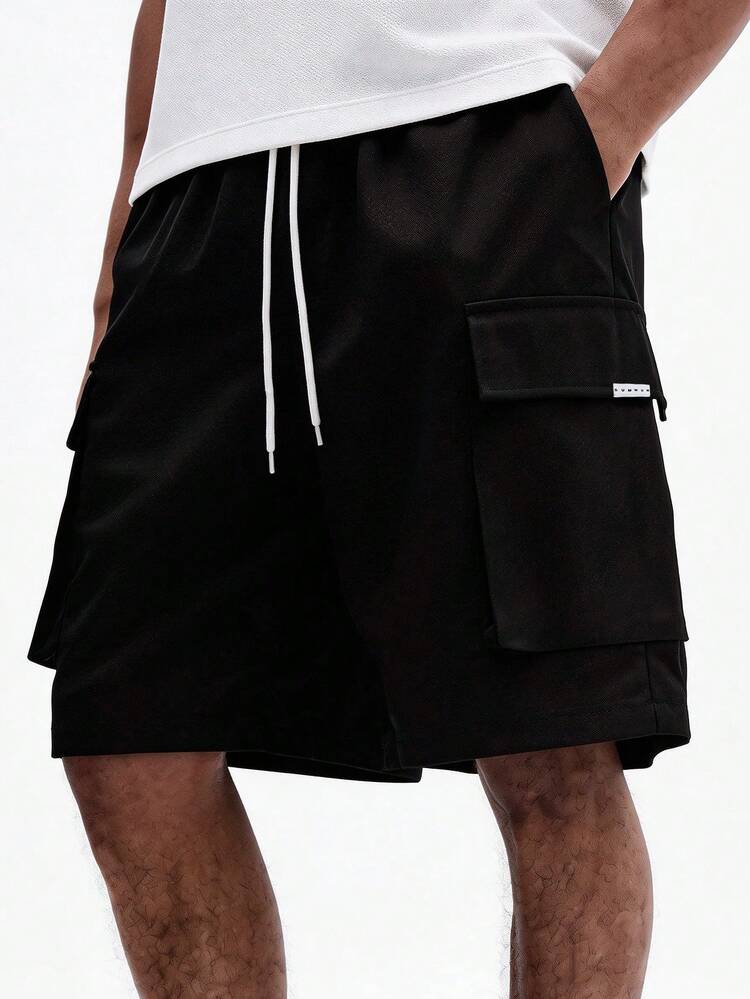 ドローストリングとポケット付きブラックカーゴショーツ