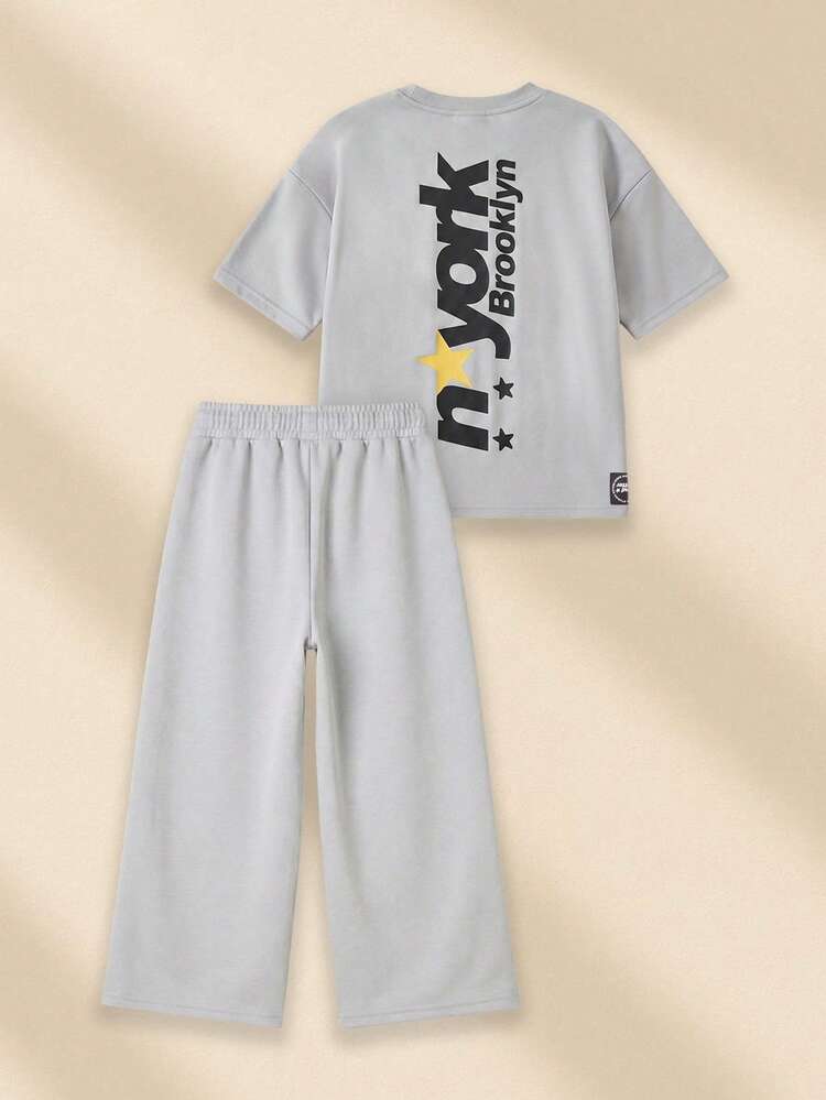 Luźny komplet składający się z koszulki i spodni dresowych z kontrastowymi detalami