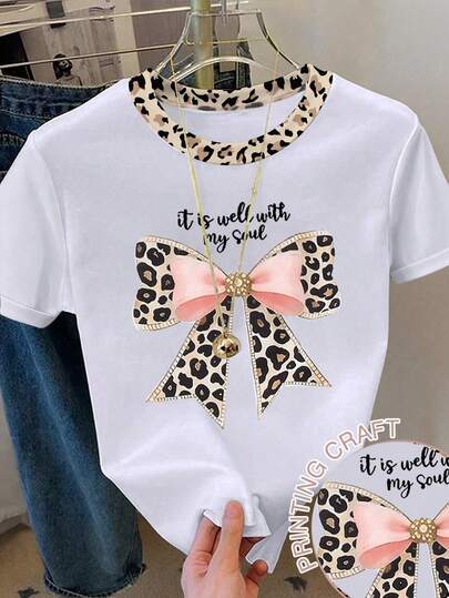 Camiseta de manga corta de cuello redondo con estampado de lazo rosa, estampado de leopardo y patrón de diamante de imitación, estilo casual y sencillo en inglés, adecuada para el verano, estilo sexy de chica americana de resort, camiseta blanca ajustada de uso diario