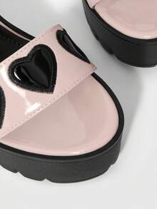 ROMWE 女士时尚可爱粉色露趾高跟凉鞋，朋克哥特式优雅，心形图案，单带金属方扣，弹性踝带，厚防水底，粗跟，春夏夜店派对/节日女士套脚鞋。 - 粉色 - 查看 4