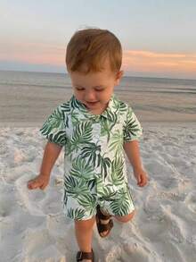SHEIN Playful Pals 2件套幼儿男童度假绿色热带植物图案短袖衬衫+松紧腰短裤套装，童装。幼儿服装，幼儿衬衫，幼儿短裤，婴儿套装，6个月-3岁 - 綠色 - 查看 4
