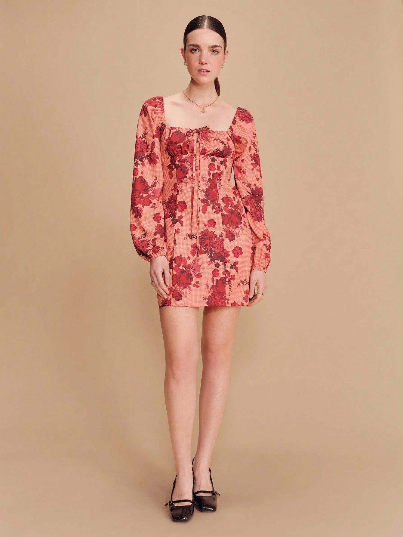 Rotes und oranges Blumenprint Mini-Kleid mit langen Ärmeln und Bindedetail am Ausschnitt, Frühlings-Sommer-Stil, französischer Stil, Pariser Stil