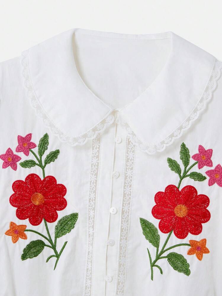 Biała haftowana bluzka bawełniana z bufiastymi rękawami i kołnierzykiem Piotruś Pan, kwiatowy haft i koronkowe wykończenie, uroczy top vintage na wiosnę i lato, styl francuski, paryski, wyjściowy, biurowy, bawełniany top
