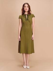 lacRébo Đầm midi ôm dáng màu kaki bằng vải satin, cổ Peter Pan và điểm nhấn ren dễ thương. - xanh quân đội - Xem 4