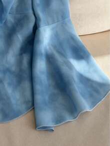 GlowEve 女士优雅蓝色花卉印花喇叭袖休闲沙滩衬衫，前系带设计，适合约会、外出、新年等场合，百搭上衣 - 藍色 - 查看 4