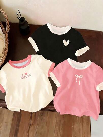 少女三件套爱心、蝴蝶结和兔子印花短袖套装，休闲舒适，适合春夏穿着，时尚百搭，适合户外活动、野餐、街头摄影、居家、上学、节日等场合，也是馈赠佳品。