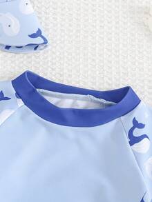 Cozy Pixies 3件套男婴鲨鱼图案针织柔软圆领短袖上衣、松紧腰泳衣和泳帽套装，泳装 - 藍色 - 查看 3