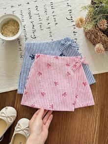 SHEIN LMoss Kids 2件套 女童条纹蝴蝶结印花裹身休闲短裙 蝴蝶结短裤 可爱夏季短裤 夏季格子裙 蝴蝶结套装 蝴蝶结短裤 夏季短款短裤 条纹短裤 蝴蝶结图案短裤 夏季柔软时尚条纹缎带图案弹力腰短裤 可爱宽松夏季下装 - 彩色 - 查看 12