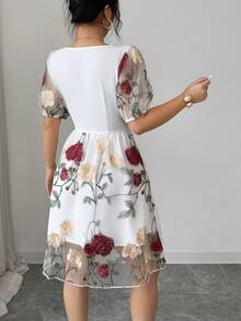 SHEIN Elenzya Đầm ngắn tay màu trắng phối lưới hoa hồng thanh lịch dành cho nữ, kiểu dáng thường ngày, thích hợp cho kỳ nghỉ, đi chơi, hẹn hò, dự tiệc, dã ngoại. - trắng - Xem 2