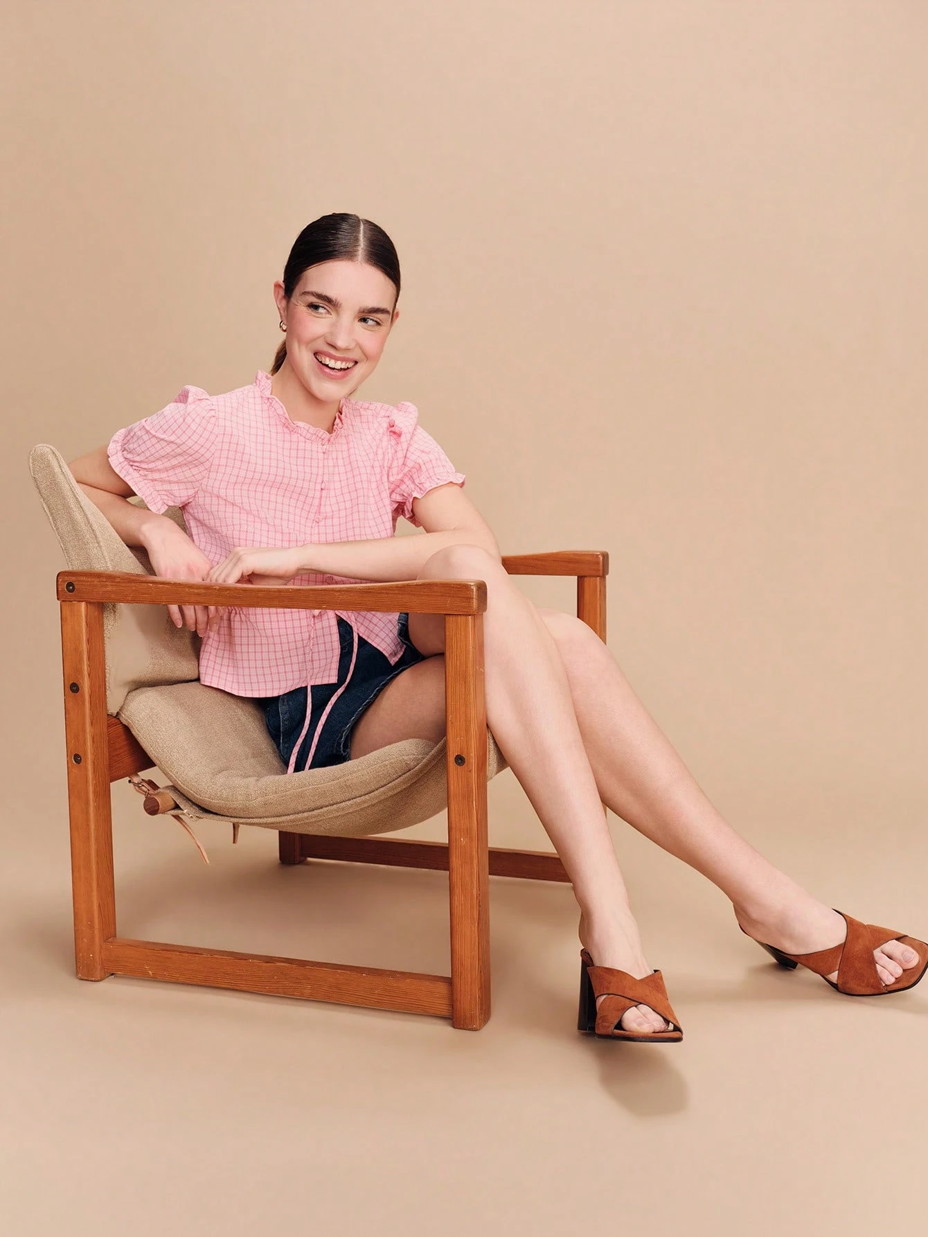 セージグリーンのチェック柄トップ、ブロダリーアングレーズのディテール、ウエストタイフロント