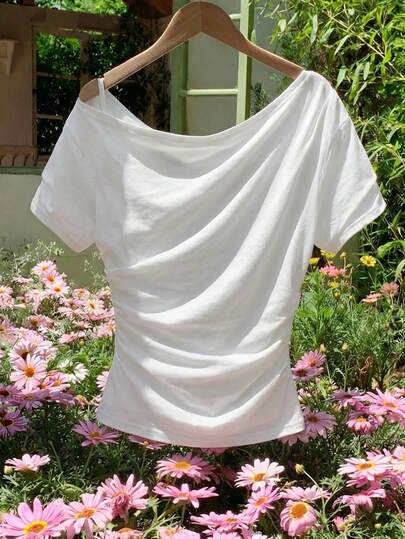 SHEIN MOD 大码女款黑白条纹纹理不对称肩部针织上衣，黑白条纹图案，收腰，褶皱侧袖，休闲时尚，夏季 T 恤