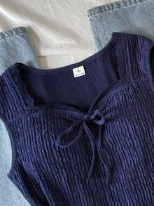 SHEIN Áo thun nữ màu xanh hải quân, chất liệu dệt kim, có họa tiết, phần ngực xếp ly, kiểu dáng ngọt ngào, phù hợp cho học sinh, đi học, dã ngoại gia đình mùa thu, hoặc mặc hàng ngày. Áo kiểu ôm sát, tay ngắn màu xanh hải quân. - Màu xanh hải quân - Xem 5