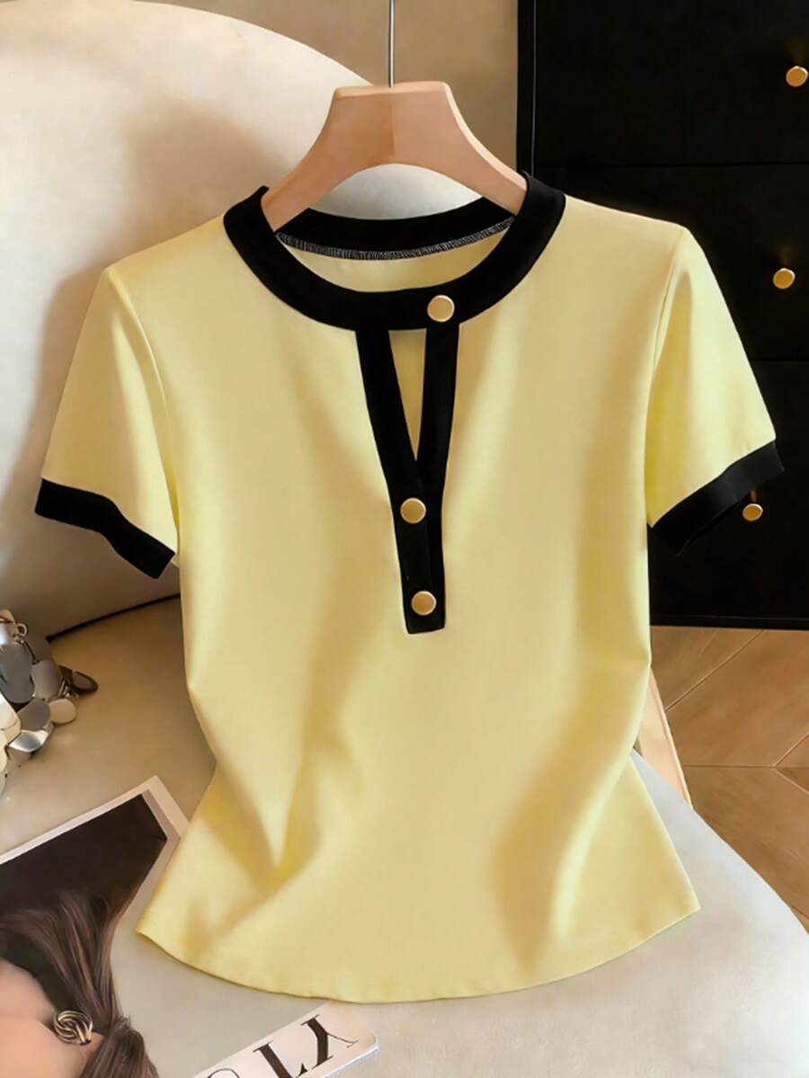 Franclia 女款淡黃色夏季休閒優雅日常圓領對比飾邊半開襟金屬鈕扣短袖修身短版 Polo 襯衫上衣 - 黃色 - 查看 1