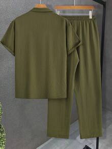 Manfinity Homme 男士褶皱面料短袖印花衬衫+抽绳松紧腰裤套装，送给男友或老公的最佳礼物，适合度假和聚会的百搭休闲装 - 軍綠色 - 查看 2