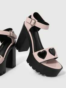 ROMWE 女士时尚可爱粉色露趾高跟凉鞋，朋克哥特式优雅，心形图案，单带金属方扣，弹性踝带，厚防水底，粗跟，春夏夜店派对/节日女士套脚鞋。 - 粉色 - 查看 2